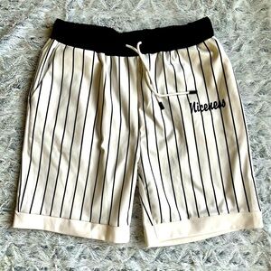 Men Striped And Letter Graphic Drawstring Waist Track Shorts